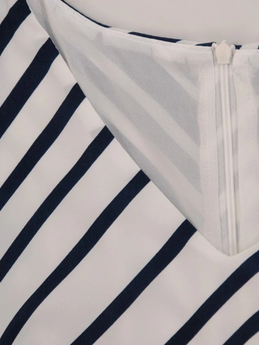 Granatowo-biała sukienka trapezowa w paski na lato – swobodny krój midi z ozdobnymi falbanami na rękawach 25075