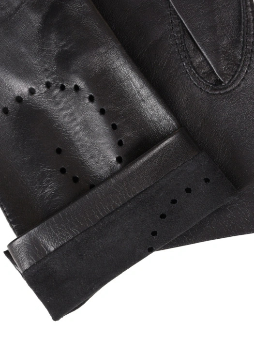 Czarne skórzane rękawiczki damskie – elegancki dodatek do zimowego płaszcza 42573