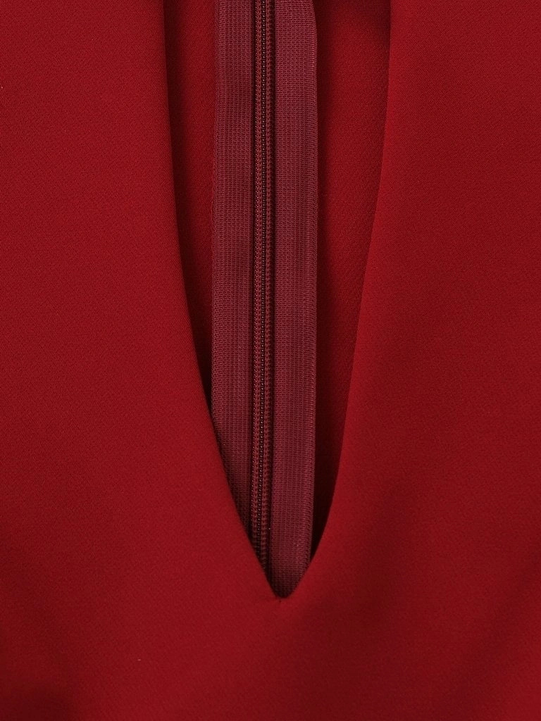 Elegancka bordowa sukienka wizytowa o prostym kroju – kobiecy dekolt w serek i rękaw 3/4 9133