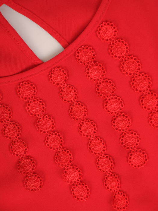 Czerwona bluzka damska z koronkową aplikacją na dekolcie 31944