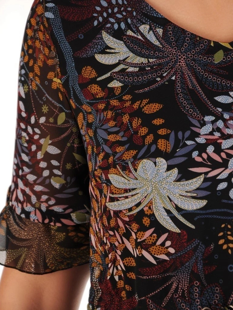 Elegancka czarna sukienka rozkloszowana midi w kwiaty – kobiecy fason z wiązaniem w pasie 26413
