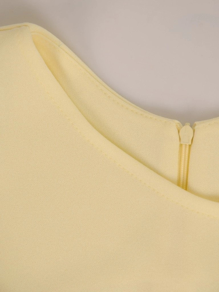 Kostium damski na wesele z prostą sukienką midi – elegancki pastelowy duet z koronką 20449