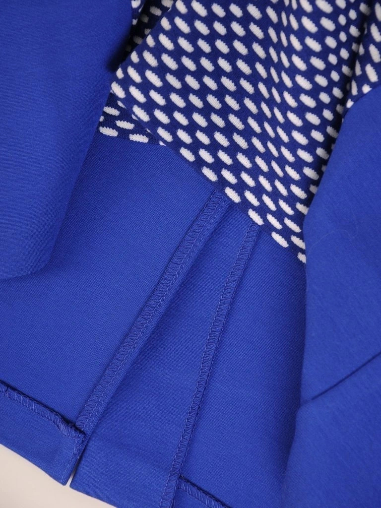 Elegancka niebieska sukienka midi w geometryczny wzór – prosty krój z wysmuklającymi sylwetkę przeszyciami 29754