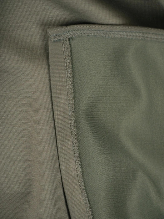 Elegancka sukienka khaki trapezowa z paskiem i rękawem 3/4 – swobodny krój midi z bocznymi rozcięciami 39476