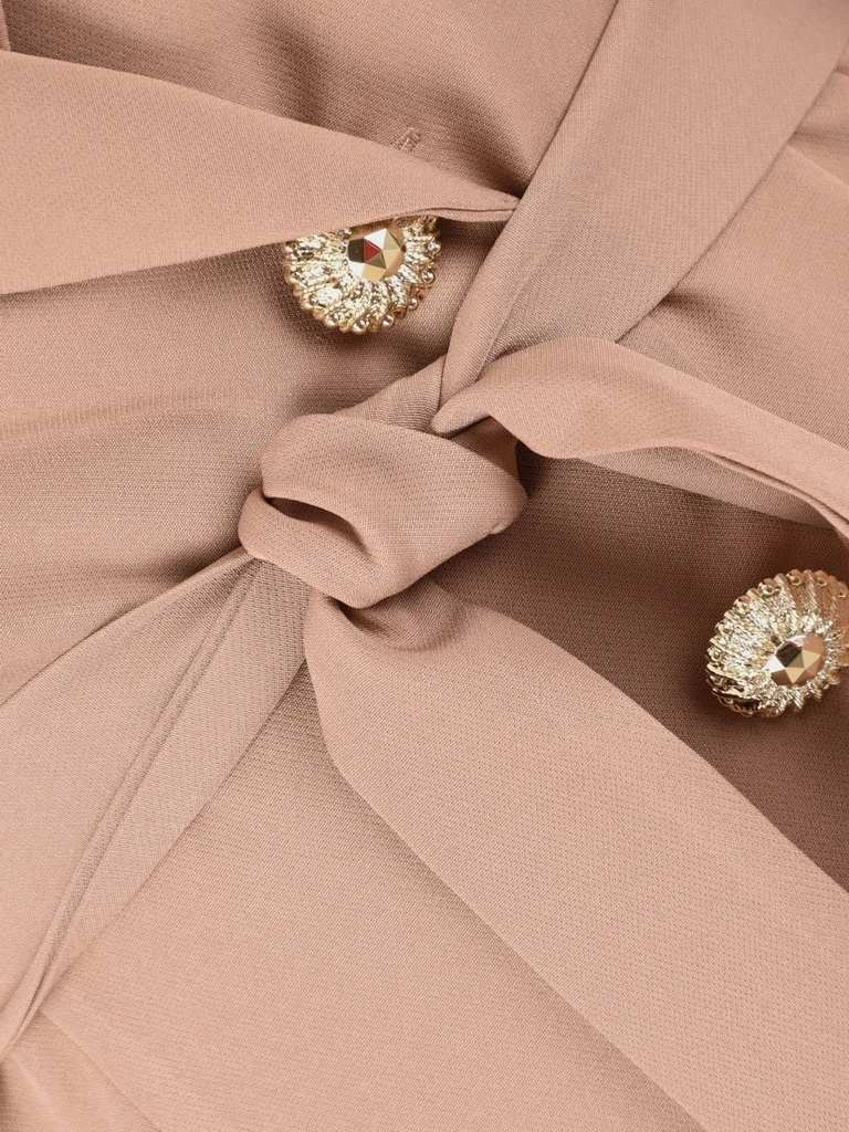 Elegancki komplet damski cappuccino z kołnierzem i krótkim rękawem – idealny na letnie wesele, z paskiem podkreślającym talię 41906