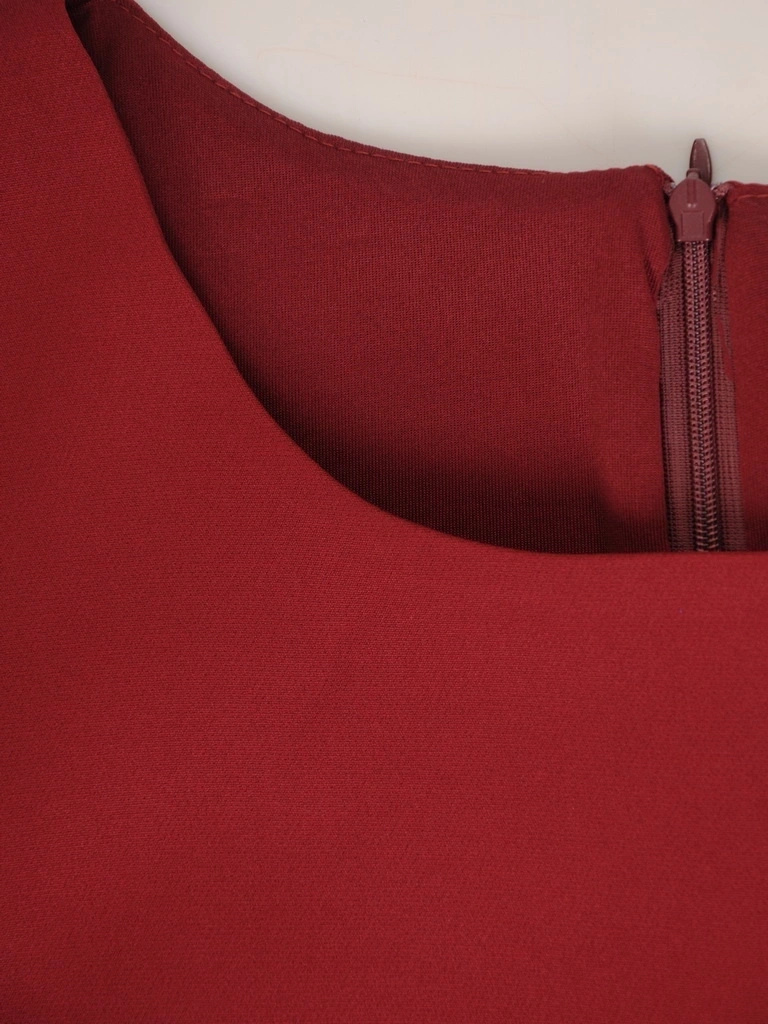 Elegancka wiśniowa sukienka koktajlowa – prosty fason z ozdobnymi falbanami na rękawach 31829