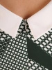 Ciemnozielona sukienka o prostym kroju w geometryczny print – szykowny dekolt w łódkę i wygoda 20051
