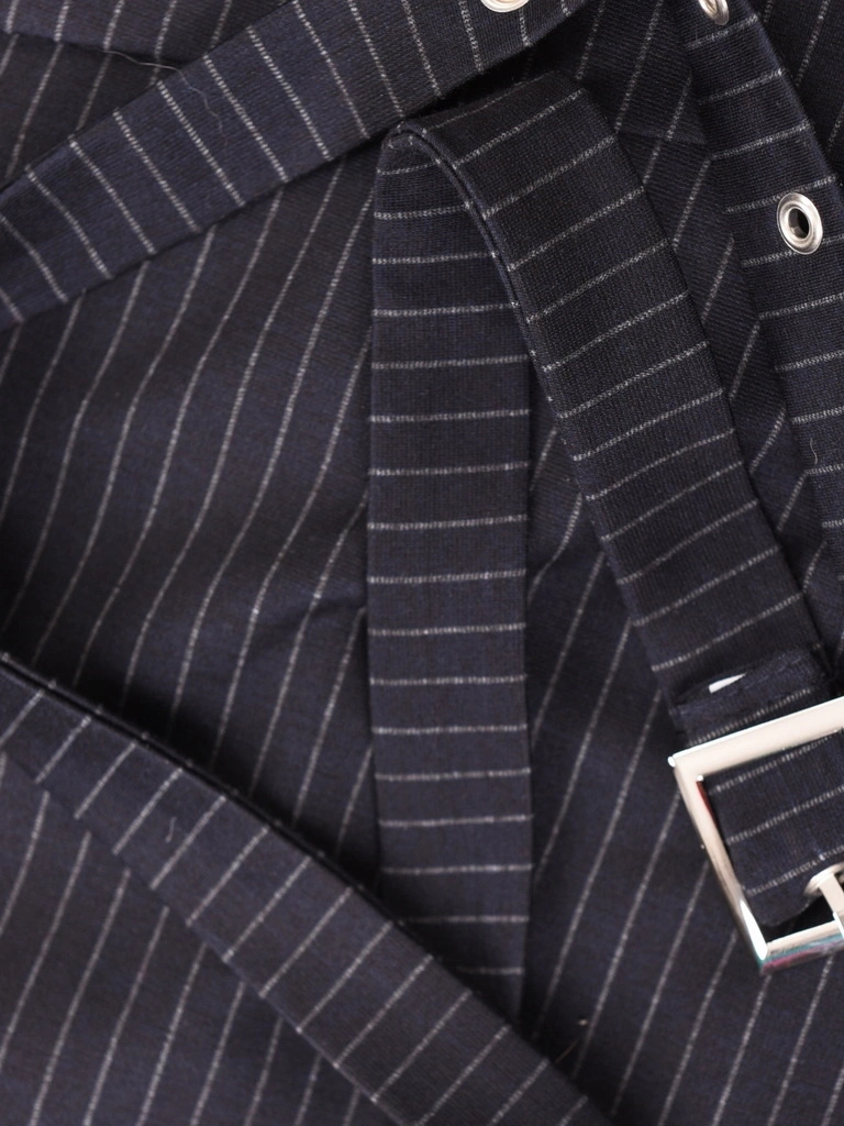 Szara sukienka biurowa w paski midi – prosty fason z baskinką i dekoltem serek 40302