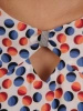 Bawełniana sukienka trapezowa w grochy – tuszujący krój z ozdobnym dekoltem w łódkę 25037