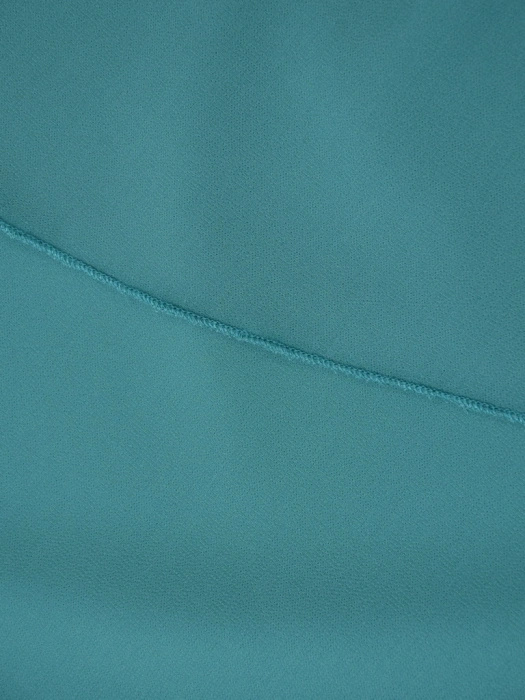 Elegancka sukienka trapezowa w kolorze szmaragdowym – zwiewny fason tuszujący biodra 41594