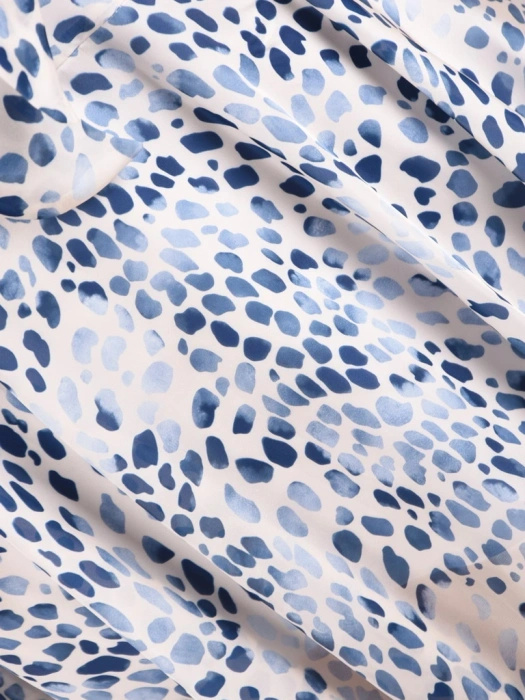 Granatowa sukienka trapezowa midi z dekoltem łódka – kobiecy krój wysmuklający sylwetkę z ozdobnym paskiem 41563