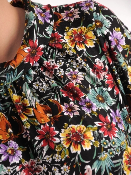 Jesienna sukienka rozkloszowana maxi w kwiaty – kobiecy krój ze stójką i elastyczną talią 38663