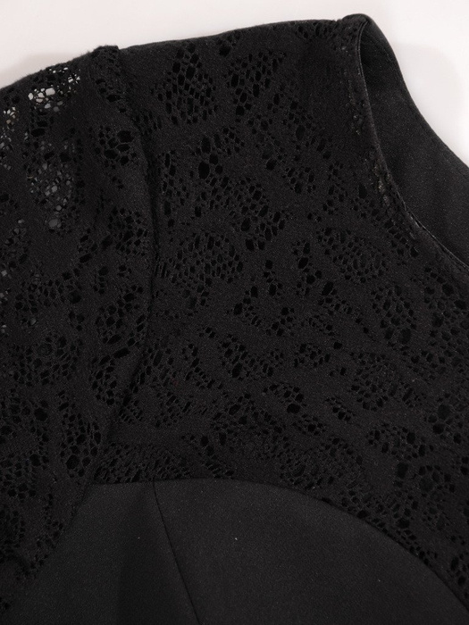 Czarna sukienka z modnym dekoltem, kreacja ozdobiona koronką 19052