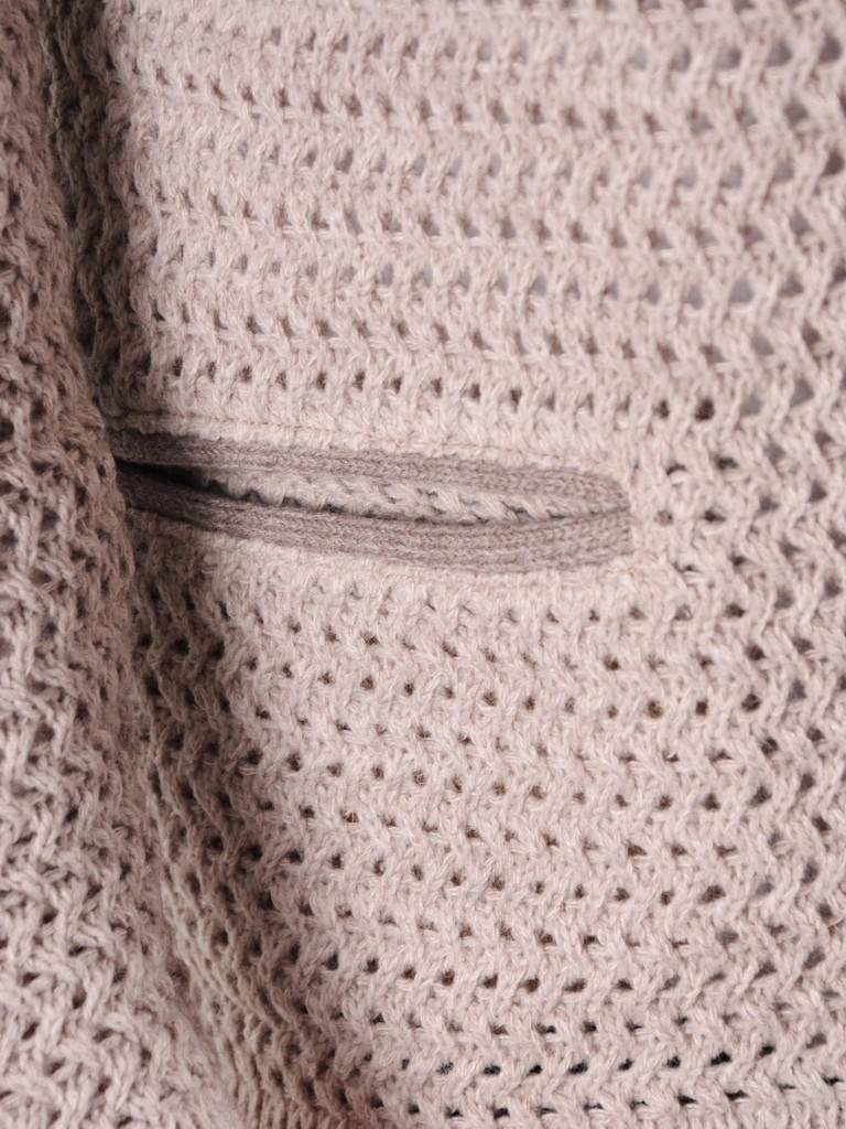 Beżowy sweter damski rozpinany na zamek – prosty krój z praktycznymi kieszeniami na jesień 38971