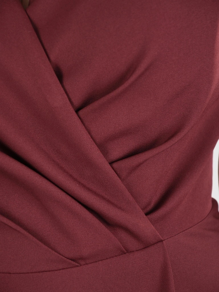 Elegancka bordowa suknia balowa maxi na wesele i sylwestra – rozkloszowany krój z rozcięciem 18618