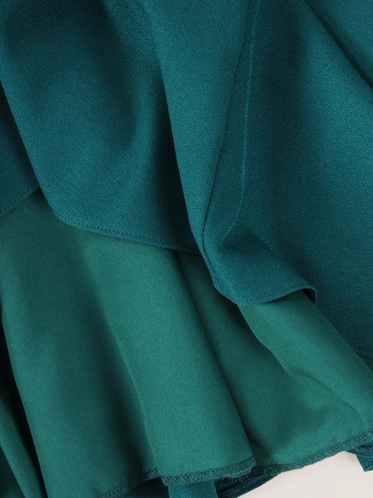 Wizytowa sukienka rozkloszowana z wiązaną kokardą – elegancki fason midi w odcieniu zieleni 38767