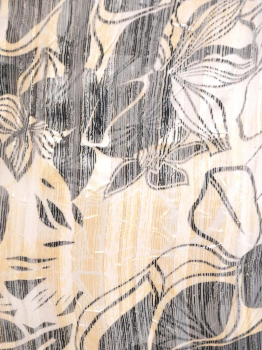 Elegancka garsonka damska na wesele z prostą sukienką w kwiaty – pionowe zaszewki i zwiewna narzutka 29608