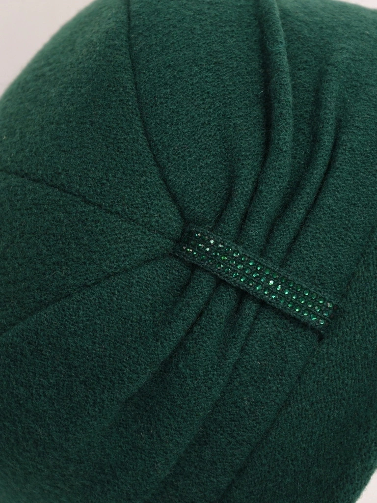 Elegancki kapelusz damski cloche w odcieniu butelkowej zieleni – ciepły fason z wywiniętym rondem i cyrkoniami 40512