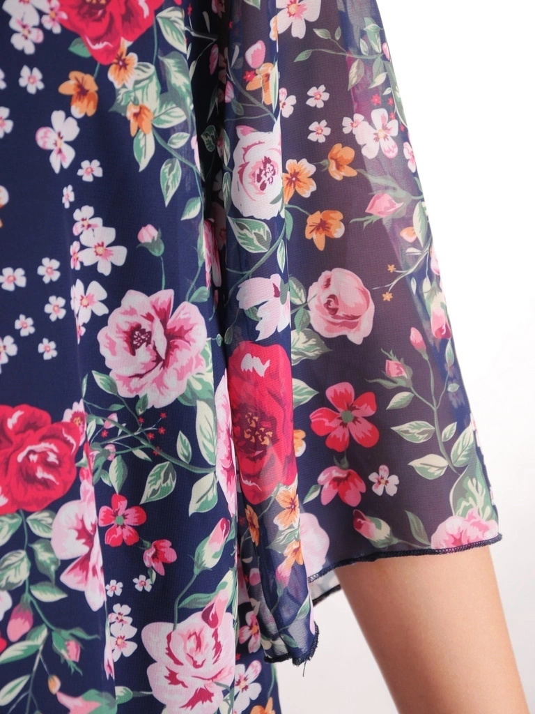Elegancka sukienka trapezowa midi w kwiaty – maskujący fason z wiązanym dekoltem 36385