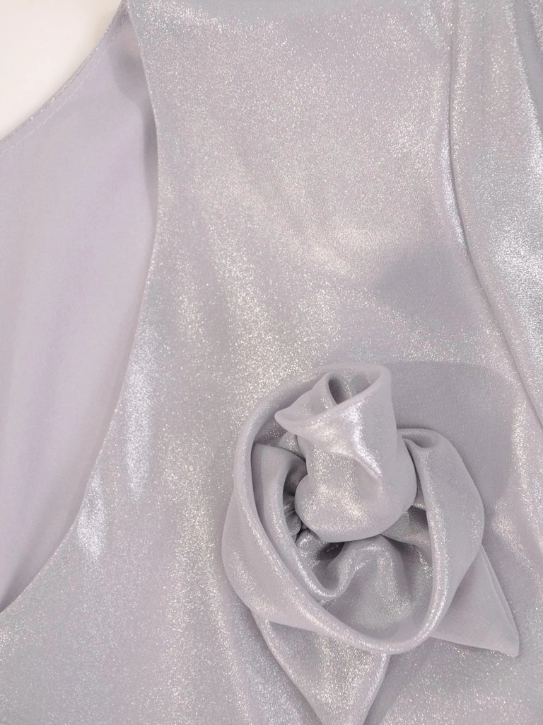 Srebrna sukienka wieczorowa na sylwestra midi – prosty fason z dekoltem w serek pięknie wysmukla 29727