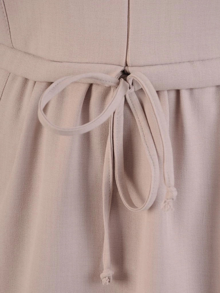 Elegancka beżowa sukienka rozkloszowana midi – wysmuklające przeszycia i regulowany ściągacz w talii 26461