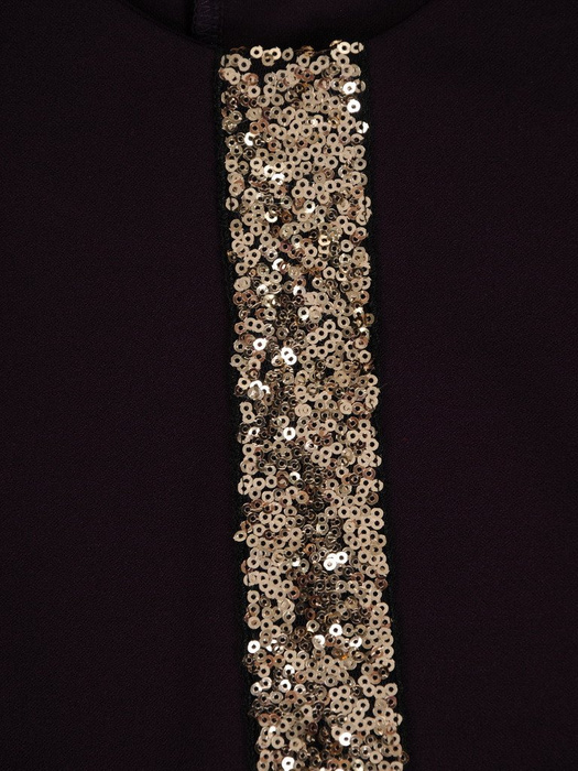 Śliwkowa sukienka z cekinową aplikacją przy dekolcie 18694