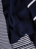 Granatowy sweter damski w paski o prostym kroju – praktyczny model 2w1 tuszujący biodra 38676