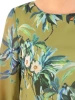 Oliwkowo-zielona sukienka midi w kwiaty z rękawem 3/4 – trapezowy krój tuszujący biodra 34482