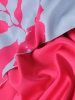 Prosta sukienka w kwiaty z błękitną narzutką i broszką – stylowy krój z dekoltem serek 35496