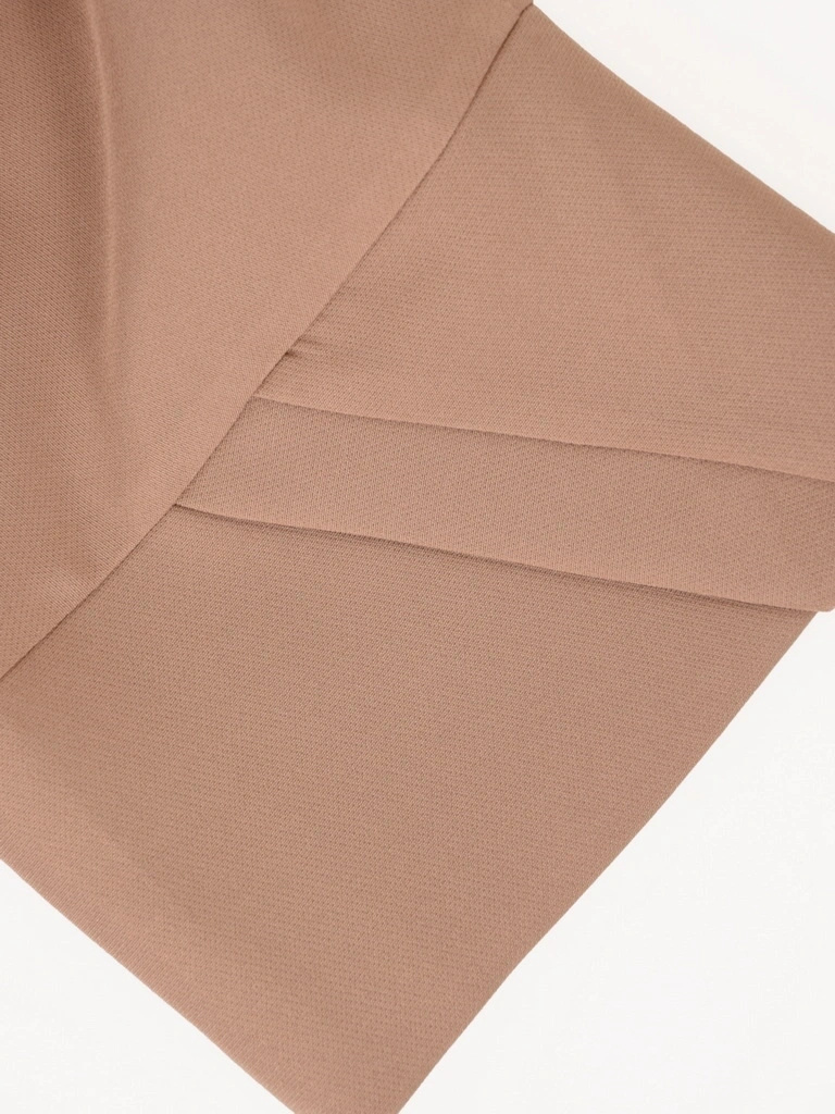 Elegancki komplet damski cappuccino z kołnierzem i krótkim rękawem – idealny na letnie wesele, z paskiem podkreślającym talię 41906