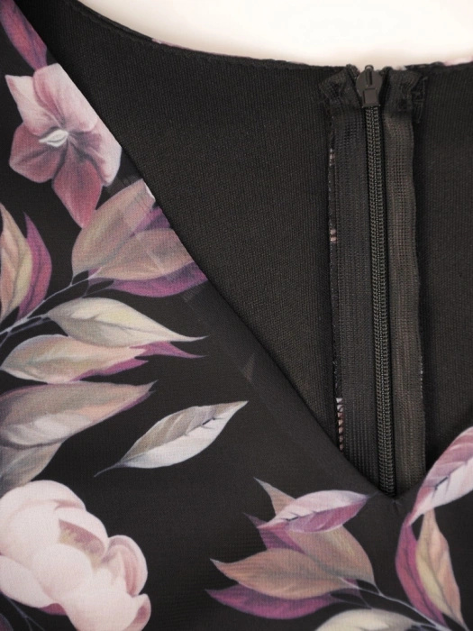 Elegancka czarna sukienka trapezowa w kwiaty – swobodny fason z wiązanymi rękawami 34169