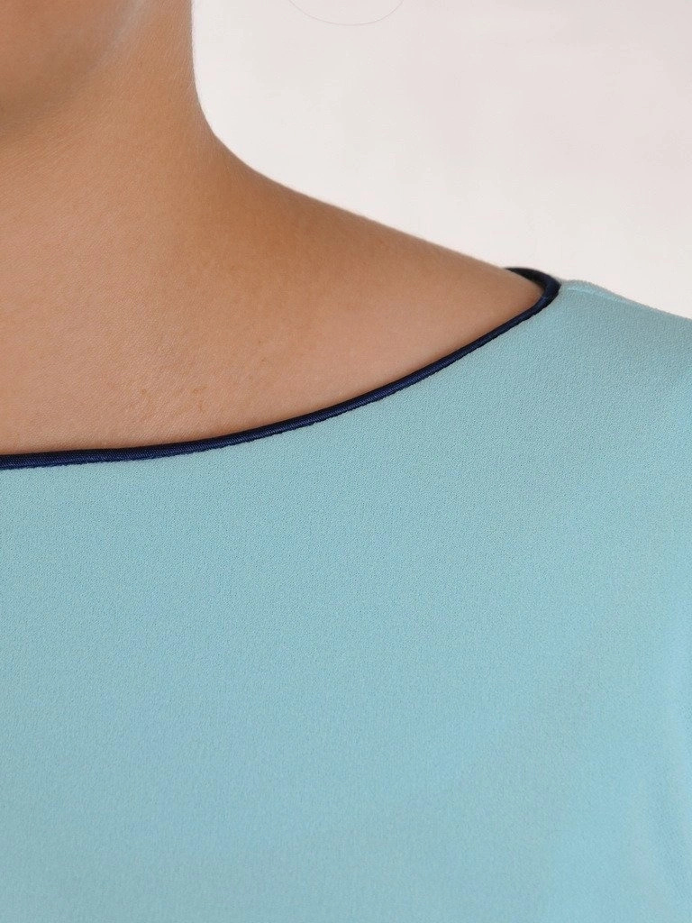 Wizytowa sukienka midi w kolorze miętowym o prostym kroju – subtelne marszczenie modelujące sylwetkę 20388