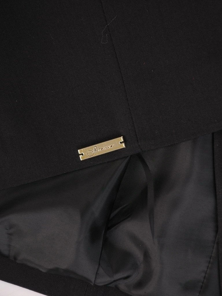Czarny żakiet damski do sukienki o prostym kroju – wyszczuplające przeszycia i elegancki rękaw 3/4 12555