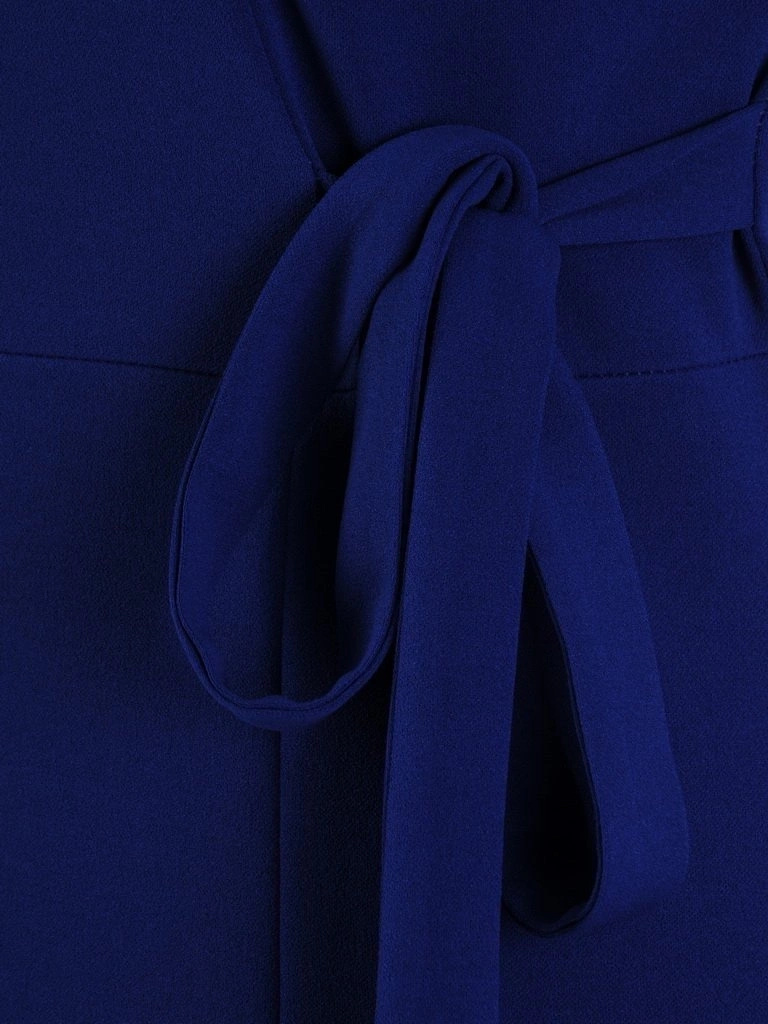 Elegancka sukienka koktajlowa midi w kolorze chabrowym – prosty fason modelujący talię wiązaniem 24420