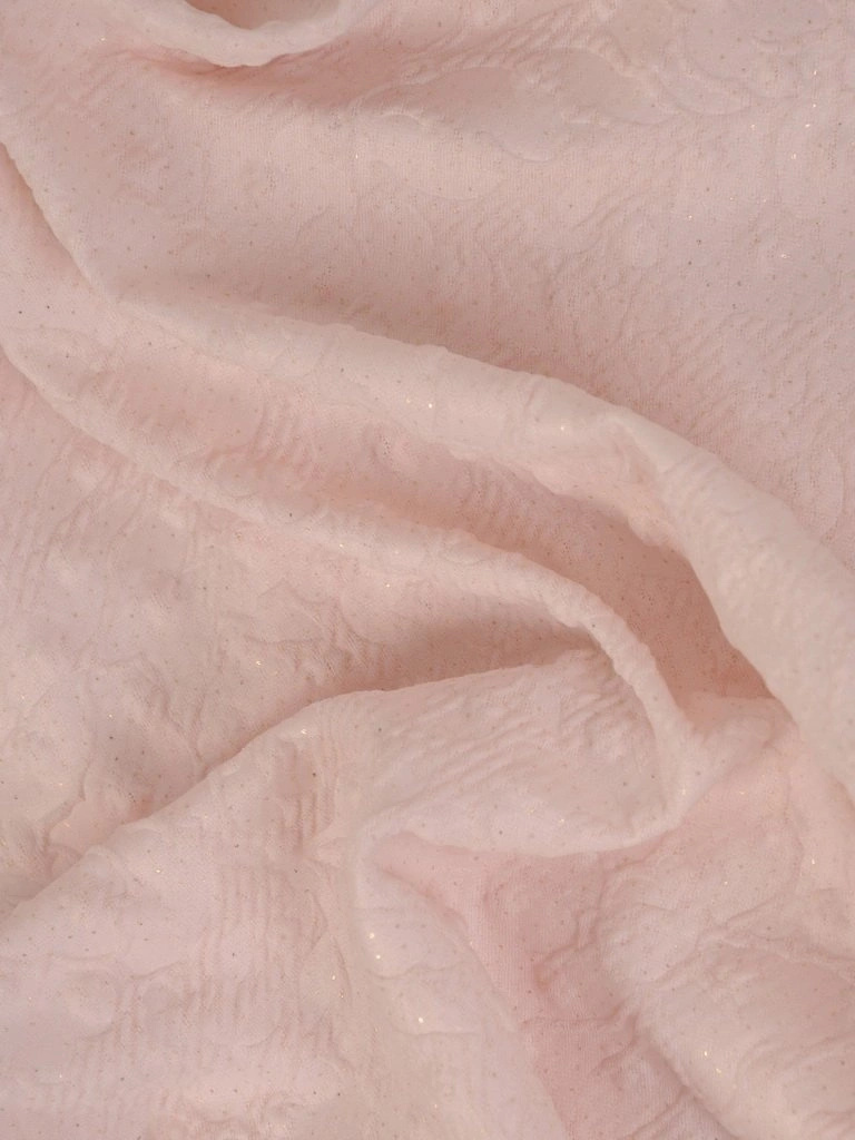 Elegancka pudrowa sukienka wizytowa z narzutką – prosty fason ze złotą nitką wysmuklający sylwetkę 26276