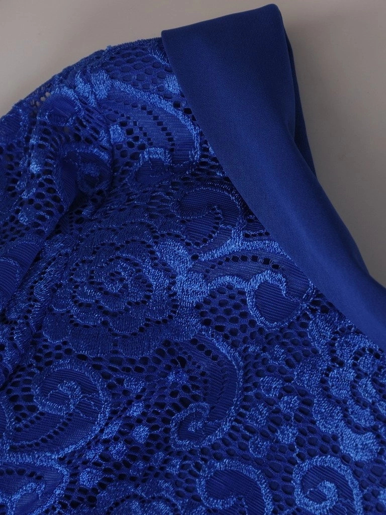 Elegancka sukienka chabrowa na wesele midi – prosty fason z dekoracyjną baskinką 17595