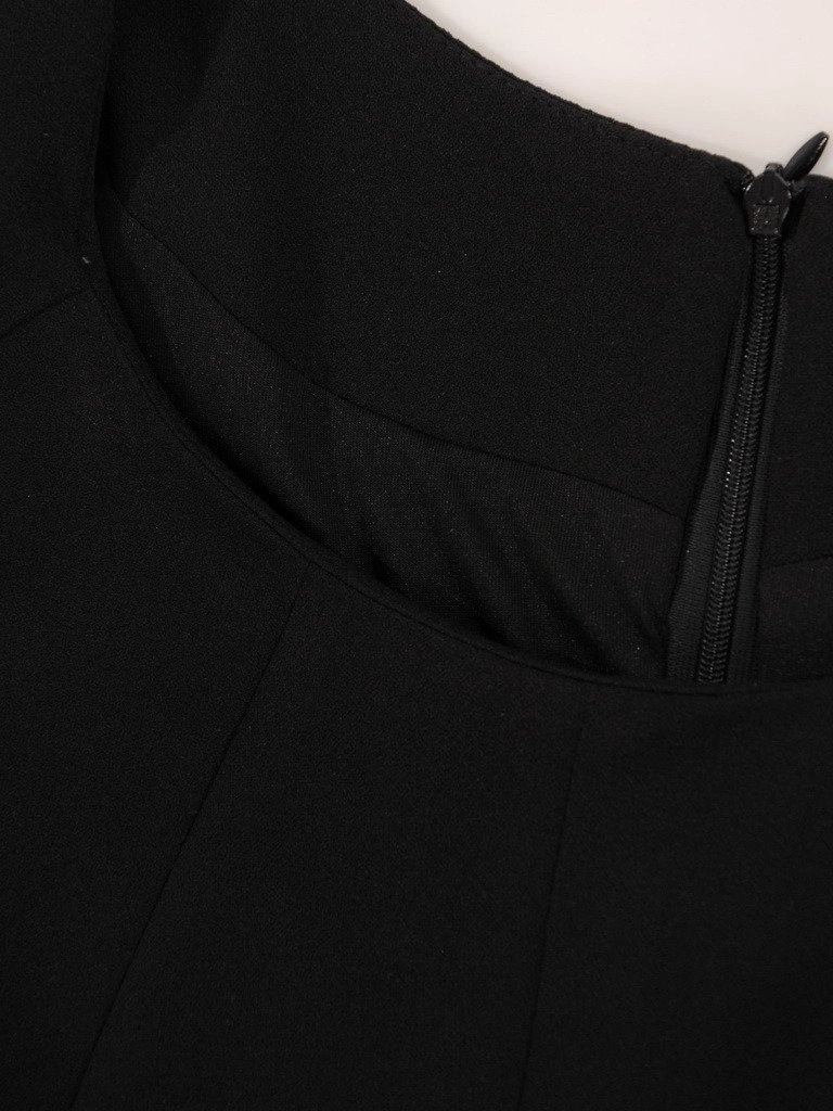 Elegancka czarna sukienka trapezowa midi z rękawem 3/4 – ozdobna kontrafałda i stylowa broszka 19104