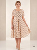 Elegancka beżowa sukienka rozkloszowana w grochy – kobiecy krój z paskiem podkreślającym talię 39442