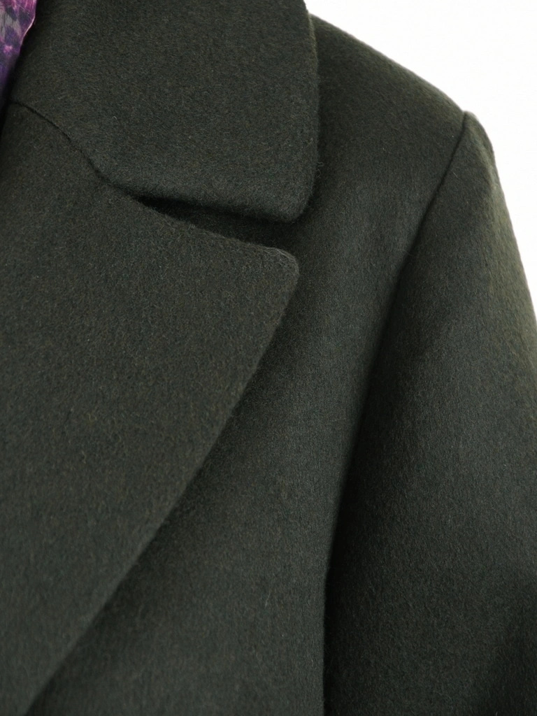 Elegancki płaszcz damski zimowy i jesienny w odcieniu butelkowej zieleni – klasyczny fason z kołnierzem 40680