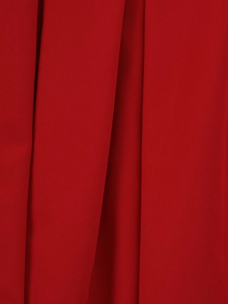 Czerwona sukienka rozkloszowana mini – biżuteryjny akcent w pasie i wysmuklający fason 8579