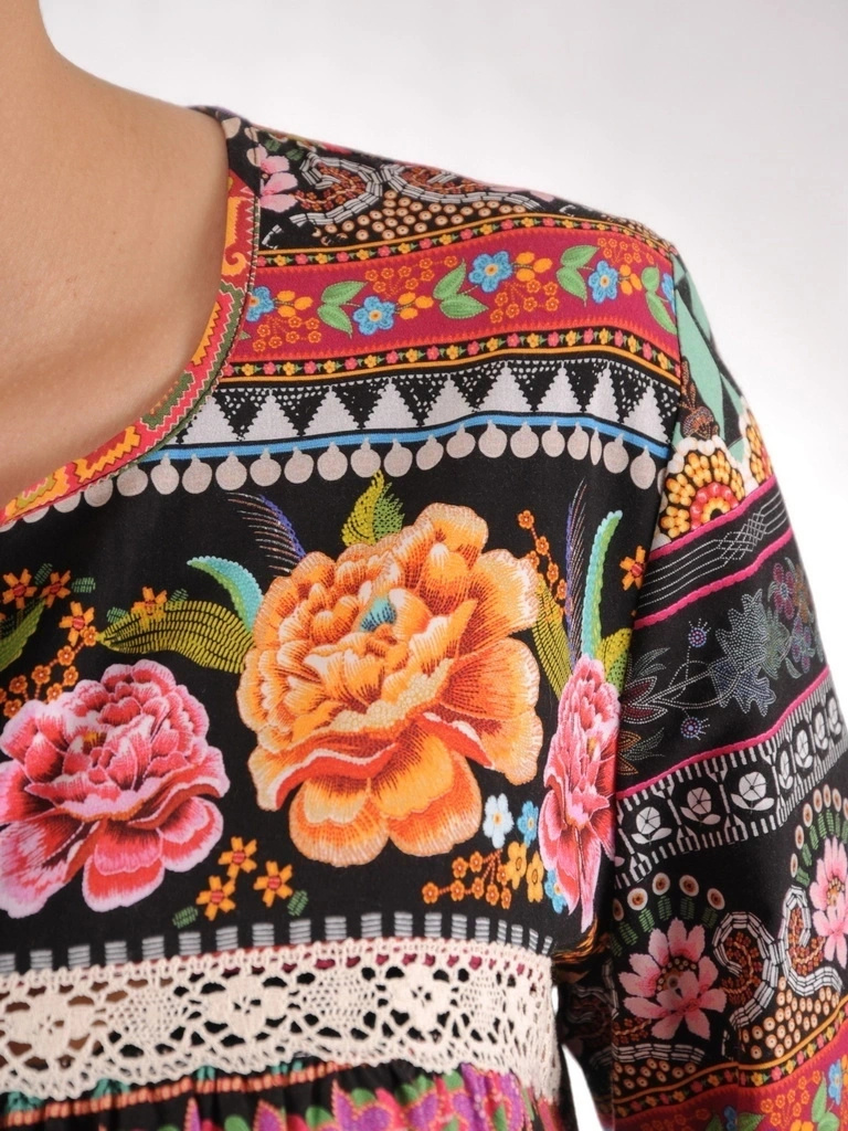 Wzorzysta sukienka maxi w kwiaty – rozkloszowany fason z gumką w pasie i wiązanym dekoltem 38823