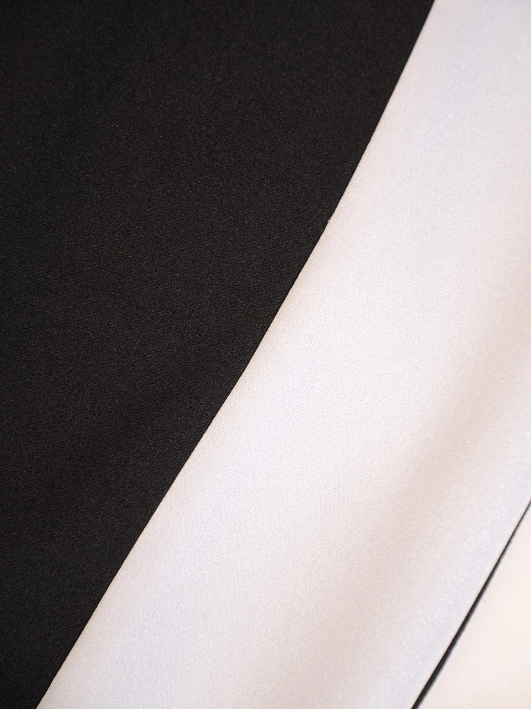Elegancka czarna sukienka dzianinowa do pracy – prosty fason optycznie modelujący sylwetkę 34837