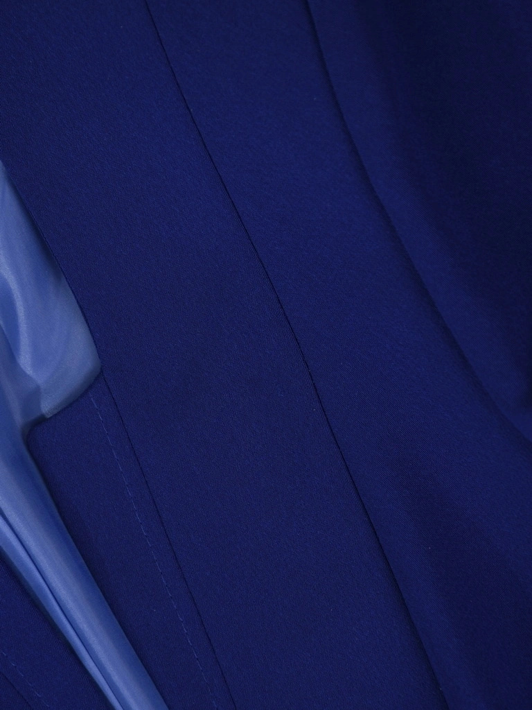 Elegancka garsonka damska ze spódnicą na wesele chabrowa – prosty fason z koronkową bluzką 30454