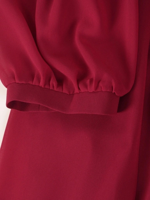 Elegancka sukienka rozkloszowana maxi w kolorze bordo – zwiewny krój z paskiem modelującym talię 41030