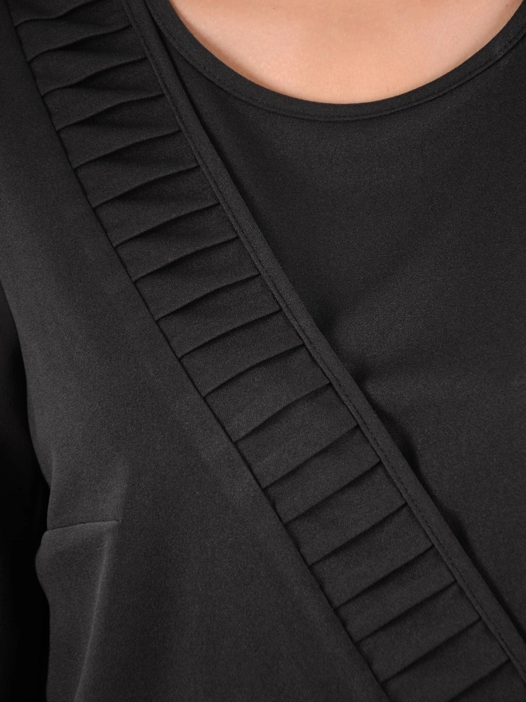 Elegancka sukienka trapezowa do kolan w czerni – szyfonowe rękawy 3/4 i ozdobne plisy 36605