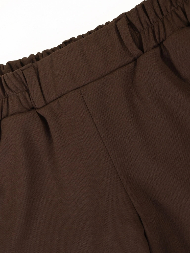 Brązowe spodnie damskie o prostym kroju – elastyczna guma w pasie i wygodne kieszenie 42722