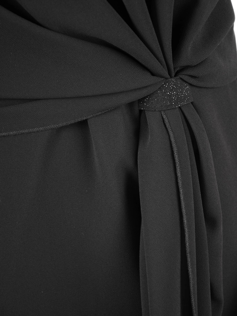Elegancka sukienka koktajlowa czarna midi o prostym kroju – maskujący fason z brokatowym połyskiem 37234