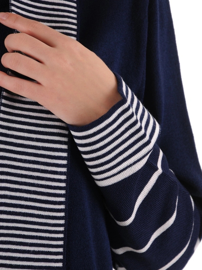 Granatowy sweter damski w paski o prostym kroju – praktyczny model 2w1 tuszujący biodra 38676