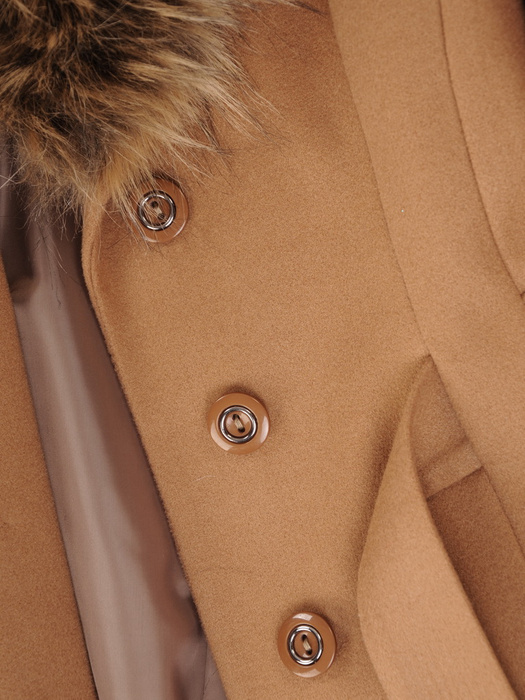 Beżowy płaszcz z futrzaną etolą i wiązanym paskiem 32201