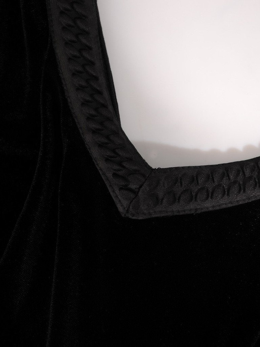 Czarna kreacja wieczorowa z rozkloszowaną, koronkową spódnicą 18878